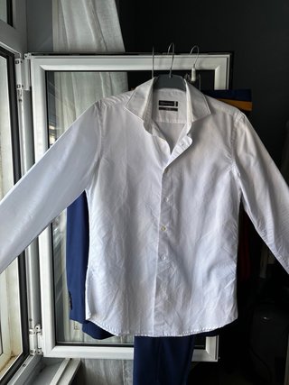 Traje azul chaqueta y pantalón con camisa