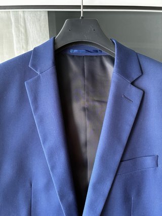 Traje azul chaqueta y pantalón con camisa