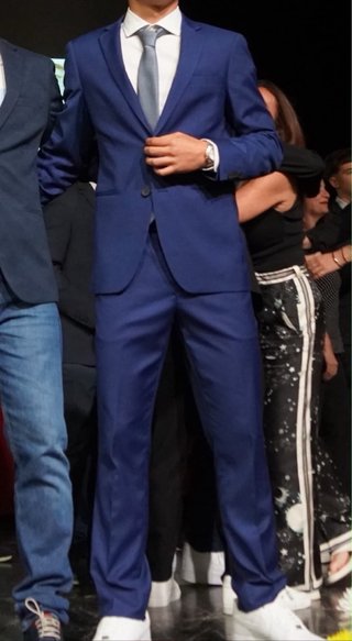Traje azul chaqueta y pantalón con camisa