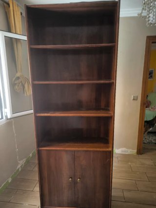 Librería de madera oscura