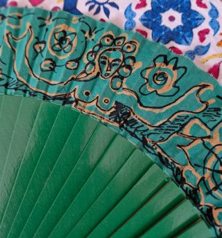 Abanico verde pintado a mano