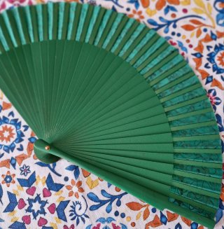 Abanico verde pintado a mano