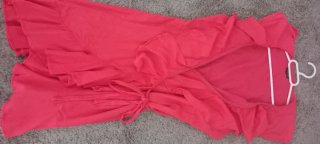 Vestido coral con volantes