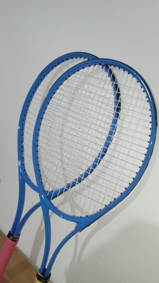 2 RAQUETAS AZUL TENIS YONEX CON GRIP YONEX.