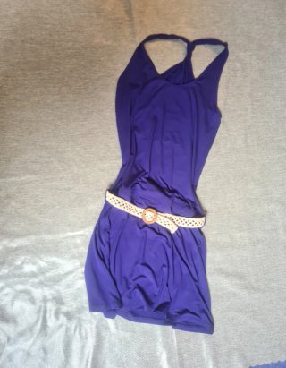 Vestido halter morado intenso y cinturón crochet