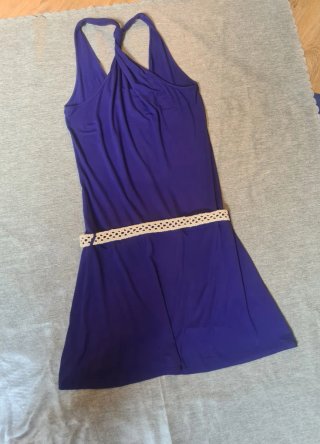 Vestido halter morado intenso y cinturón crochet