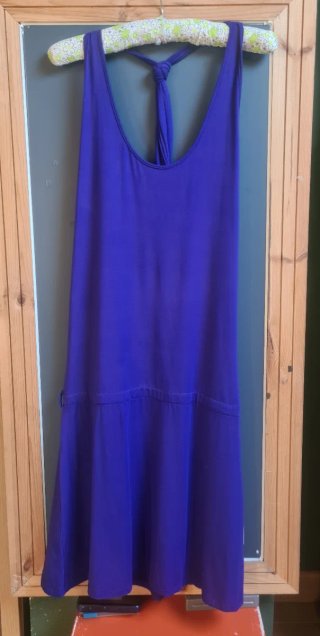 Vestido halter morado intenso y cinturón crochet