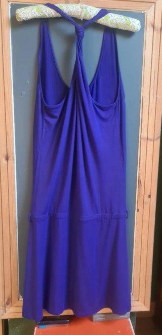 Vestido halter morado intenso y cinturón crochet