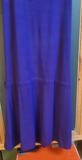 Vestido halter morado intenso y cinturón crochet