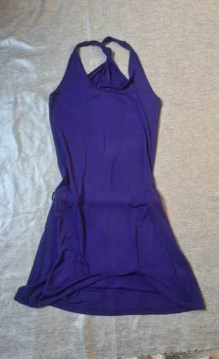 Vestido halter morado intenso y cinturón crochet