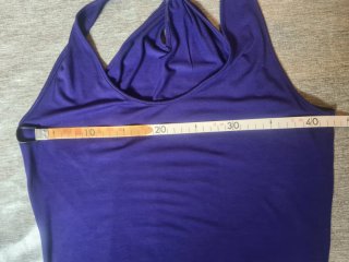 Vestido halter morado intenso y cinturón crochet
