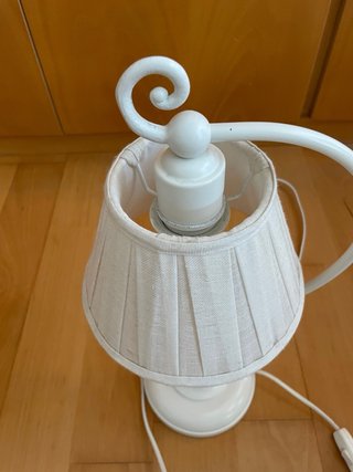 Lámpara de mesilla, color blanco. Muy buen estado