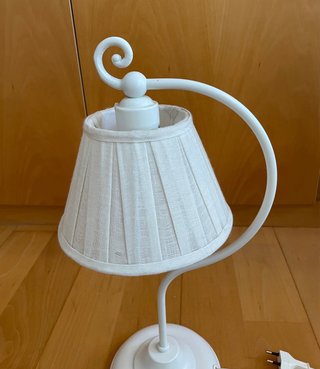 Lámpara de mesilla, color blanco. Muy buen estado