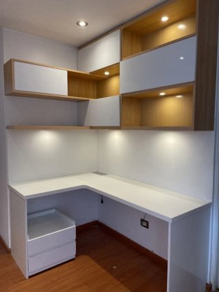 Escritorio flotante y estantería
