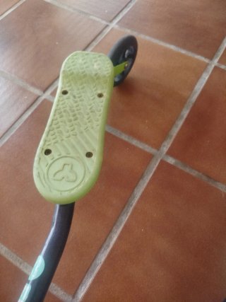 Patinete infantil verde y negro