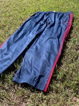 Pantalón Adidas Vintage Azul con Bandas Rojas