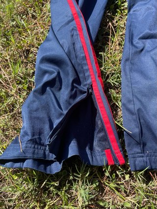Pantalón Adidas Vintage Azul con Bandas Rojas
