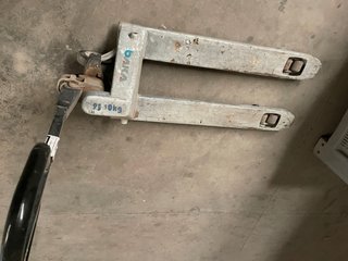 Traspaleta manual 2500kg