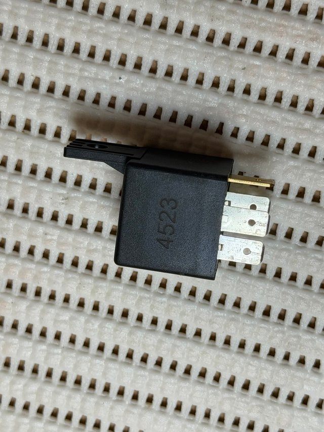 Relé HELLA 12V 40A