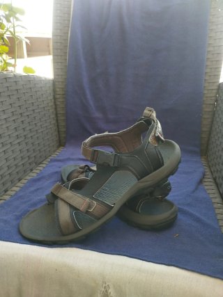 Sandalias de verano negras y grises