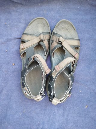 Sandalias de verano negras y grises