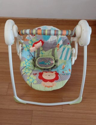 Mecedora infantil con juguetes