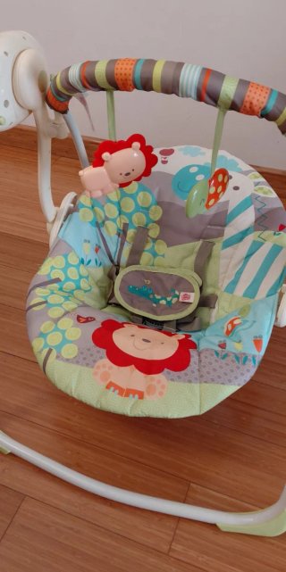 Mecedora infantil con juguetes
