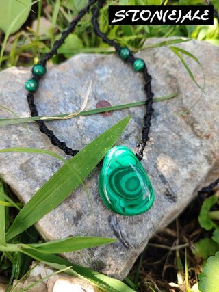 Girocollo in macrame con malachite