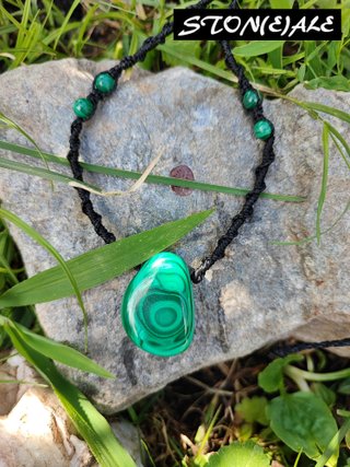 Girocollo in macrame con malachite