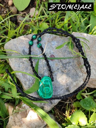 Girocollo in macrame con malachite