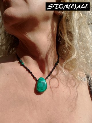 Girocollo in macrame con malachite