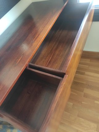 Cómoda maciza de madera de nogal.