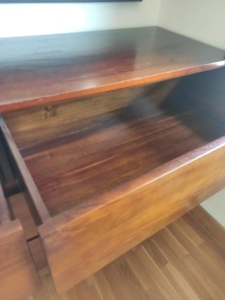 Cómoda maciza de madera de nogal.