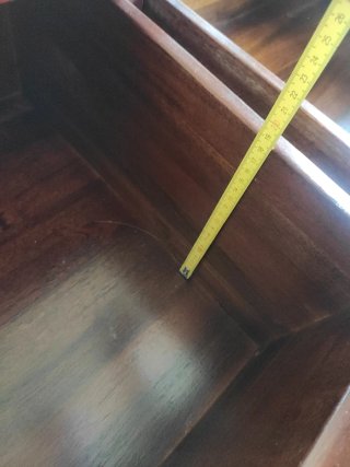 Cómoda maciza de madera de nogal.
