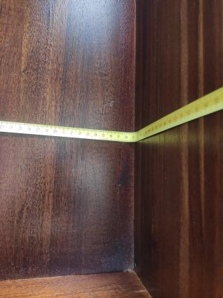 Cómoda maciza de madera de nogal.