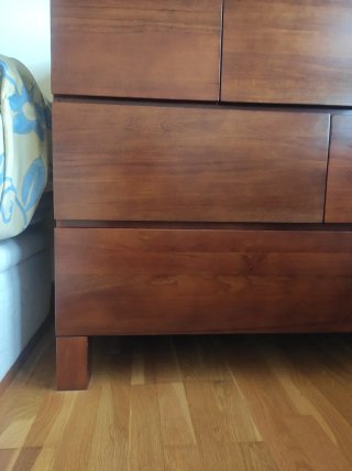 Cómoda maciza de madera de nogal.