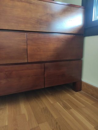 Cómoda maciza de madera de nogal.