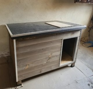 Caseta para perro de madera y metal
