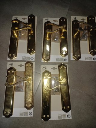 Manillas de puerta doradas