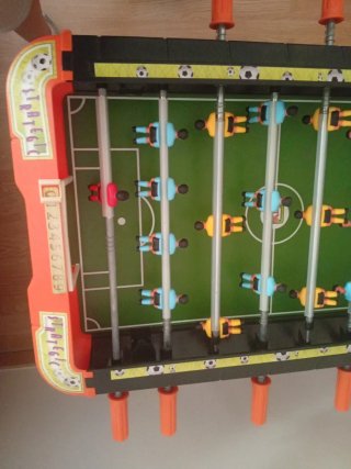 Futbolín de mesa naranja y negro