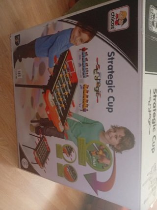 Futbolín de mesa naranja y negro