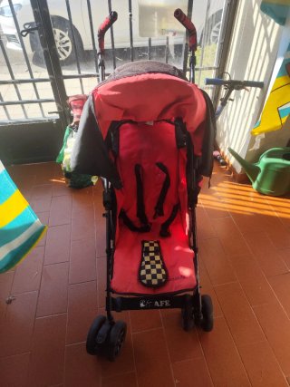 Carrito de bebé rojo y negro.