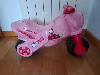Moto correpasillos Hello Kitty rosa