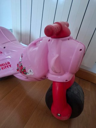 Moto correpasillos Hello Kitty rosa