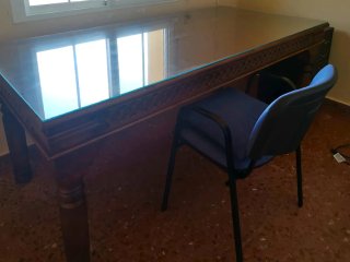 Mesa de madera buena, labrada y tallada