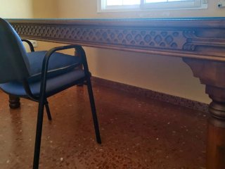 Mesa de madera buena, labrada y tallada