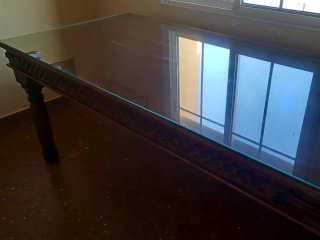 Mesa de madera buena, labrada y tallada