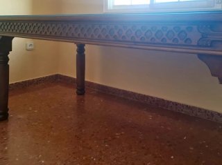 Mesa de madera buena, labrada y tallada