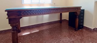 Mesa de madera buena, labrada y tallada