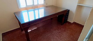 Mesa de madera buena, labrada y tallada